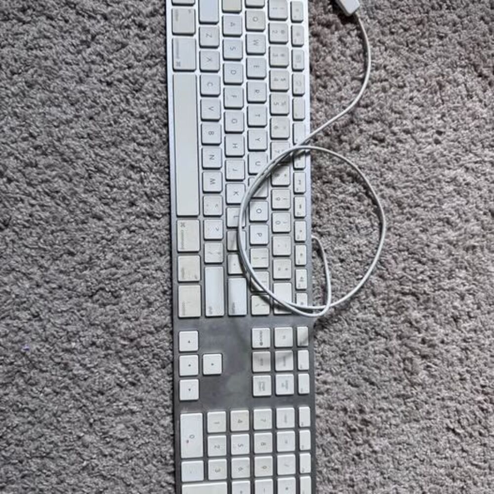 Apple Wired Keyboard with Numeric Keypad – USB – Full Size (A1243)
